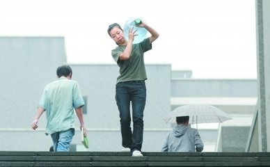 学校送桶装水挣不挣钱,送桶装水一月的真实收入