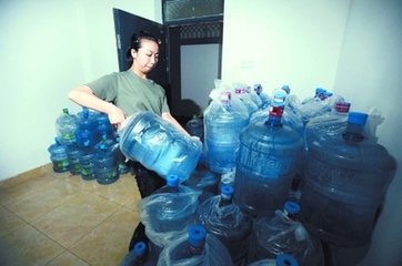 学校送桶装水挣不挣钱,送桶装水一月的真实收入