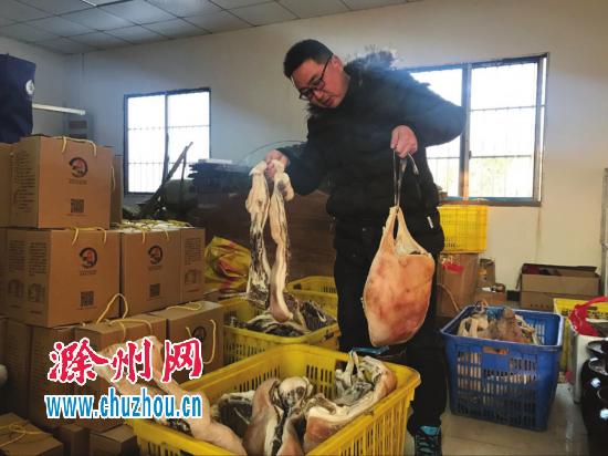 他将滁州特产搭乘“网络快车”销往全国