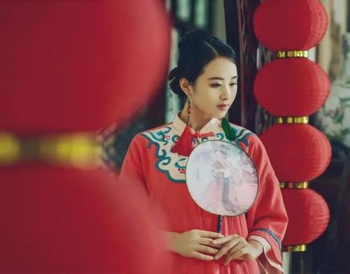 本命年女童是外穿红还是内穿红,本命年不适合穿红色的属相