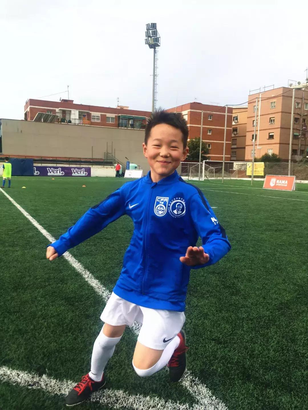 一群小朋友踢足球,一群小孩子踢足球