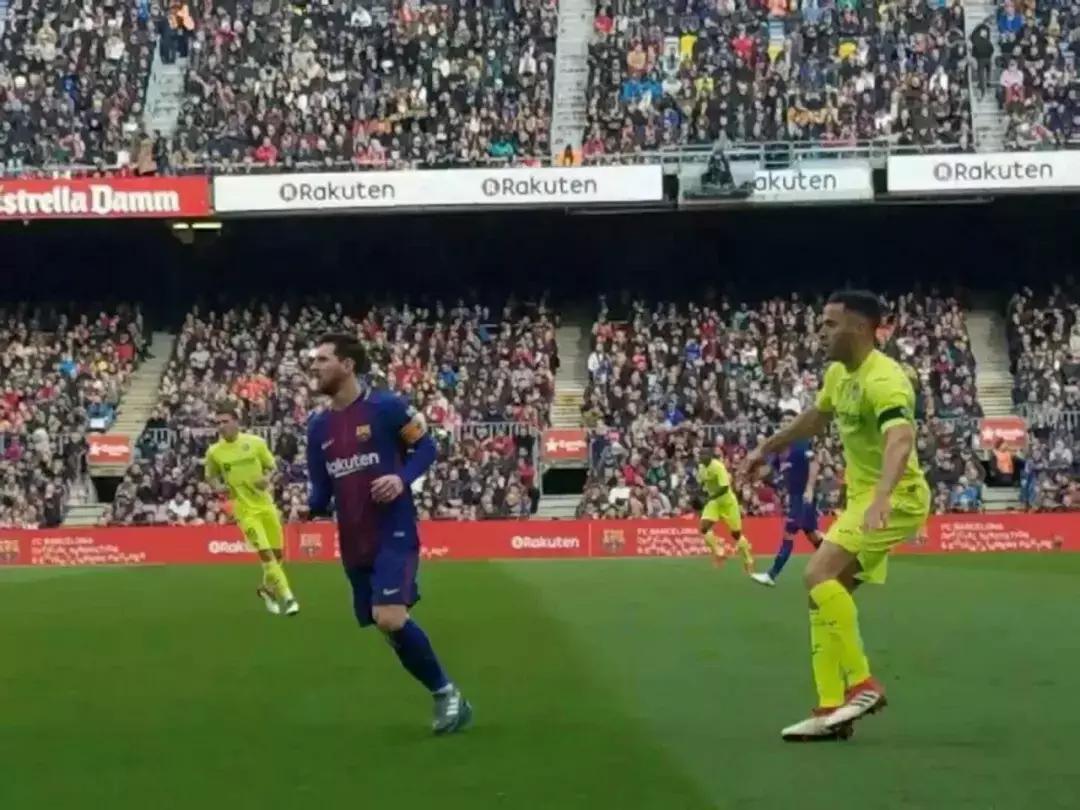 一群小朋友踢足球,一群小孩子踢足球