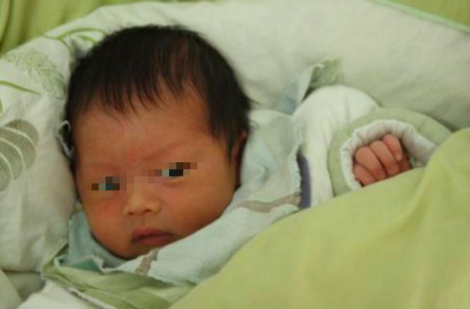 1岁宝宝脖子有黑点点,1岁宝宝脖子有红色斑块