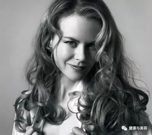 为什么经常烫染却仍有一头乌黑亮丽的秀发？明星护发秘籍大总结！