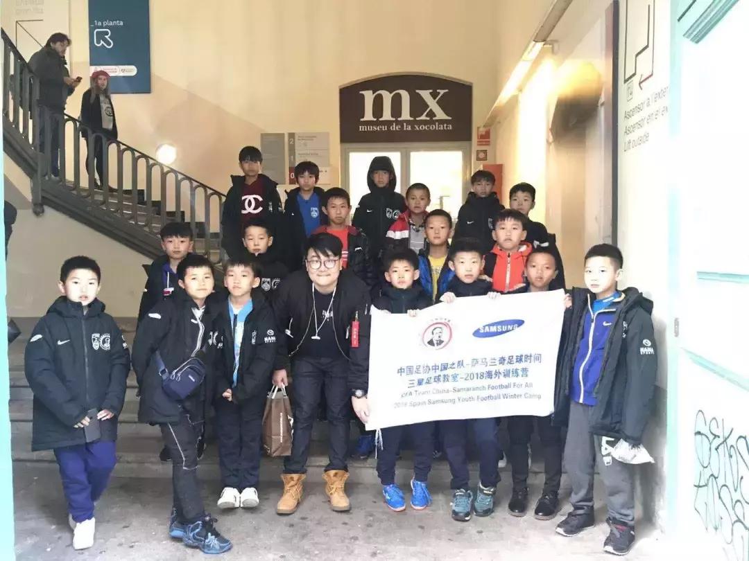 一群小朋友踢足球,一群小孩子踢足球