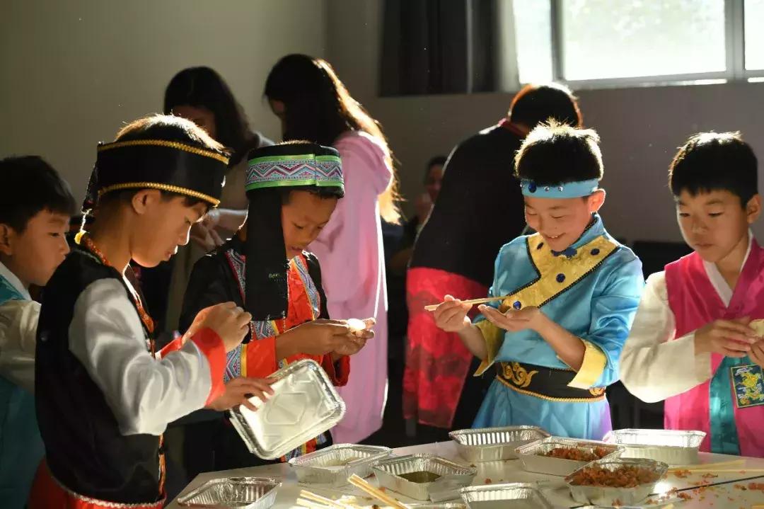 一群小朋友踢足球,一群小孩子踢足球