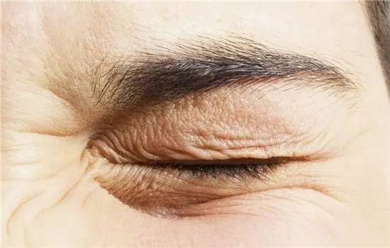 如何判断自己的眼睛的年龄,听说从一个人的眼睛可以看出年龄