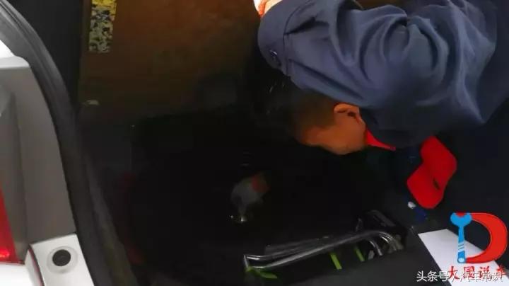 开车路上抛锚怎样换备胎,开车时轮胎爆胎如何自救