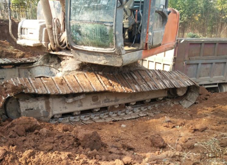 挖掘机链轨脱轨了怎么办,旋挖挖掘机掉链子怎么办