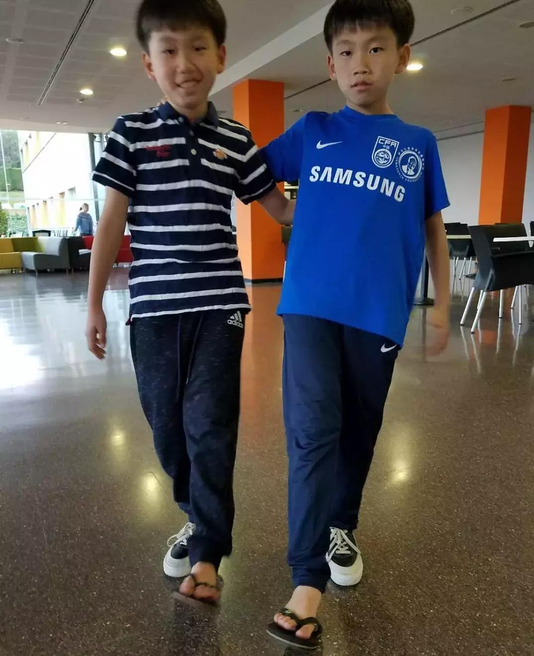 一群小朋友踢足球,一群小孩子踢足球