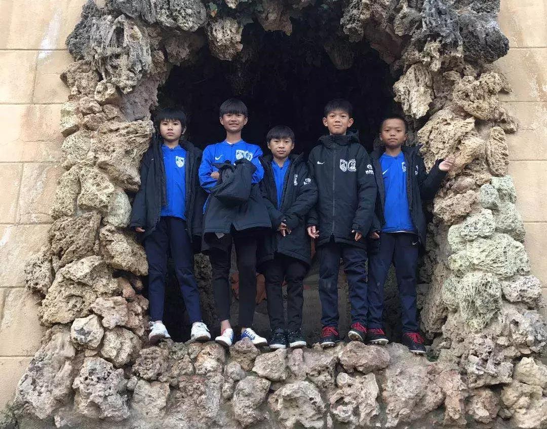 一群小朋友踢足球,一群小孩子踢足球