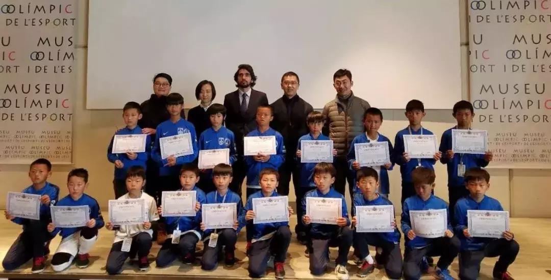 一群小朋友踢足球,一群小孩子踢足球