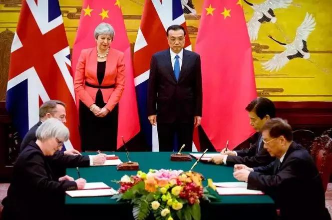 能等到吗？英国首相梅姨计划降低英国大学学费！