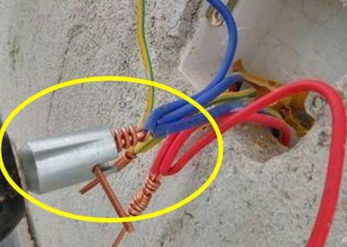 一旦工人这样接电线,记得给他塞多两包烟,住个50年都不成问题!