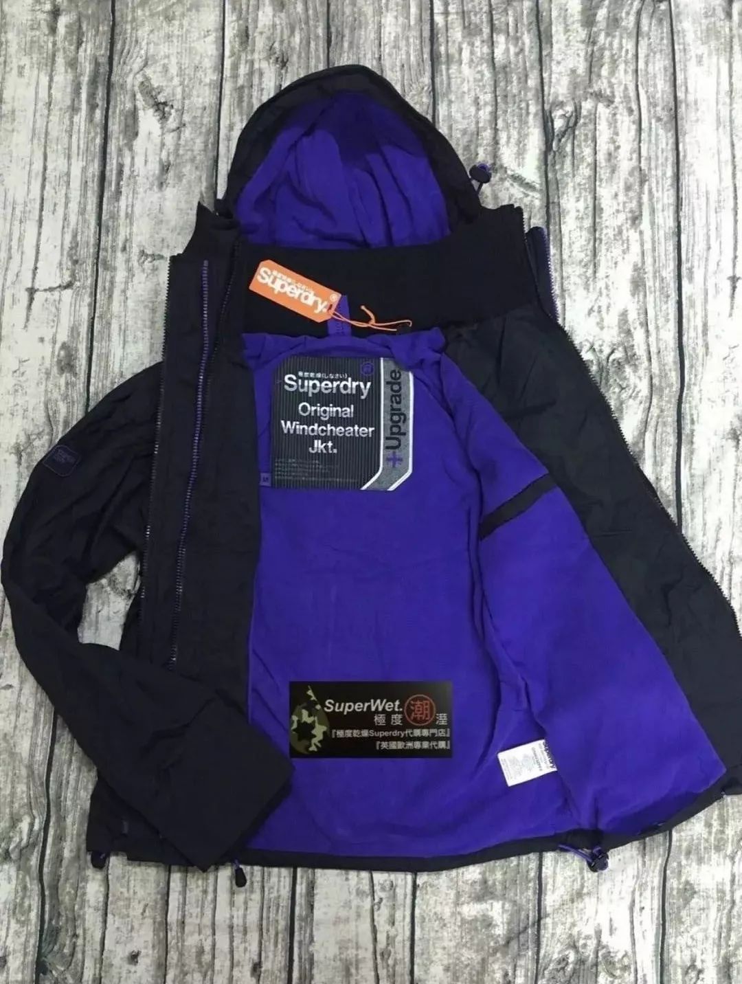 尴尬了！大妈问：外套是哪一家公司的制服？「极度干燥」突然爆红