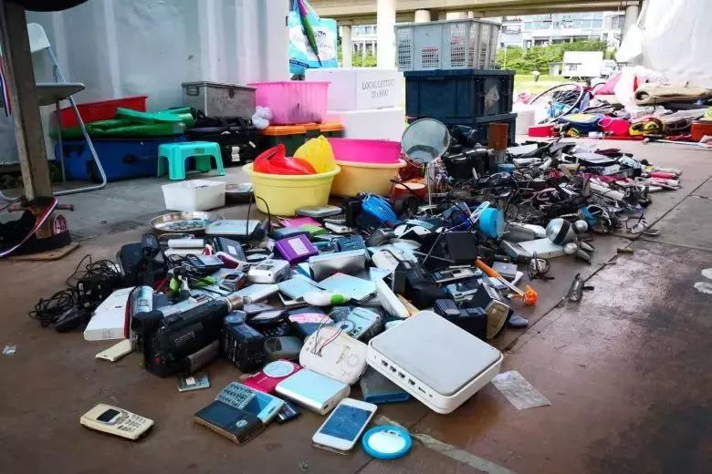 这个国家垃圾堆里竟能捡到LV包、劳力士和大量现金!而且不是迪拜