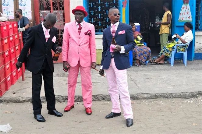 非洲贫民窟的时尚经:即使住最破的垃圾堆里,也穿着最骚的阿玛尼