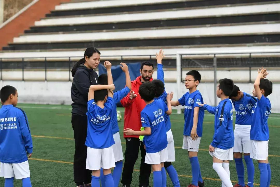 一群小朋友踢足球,一群小孩子踢足球