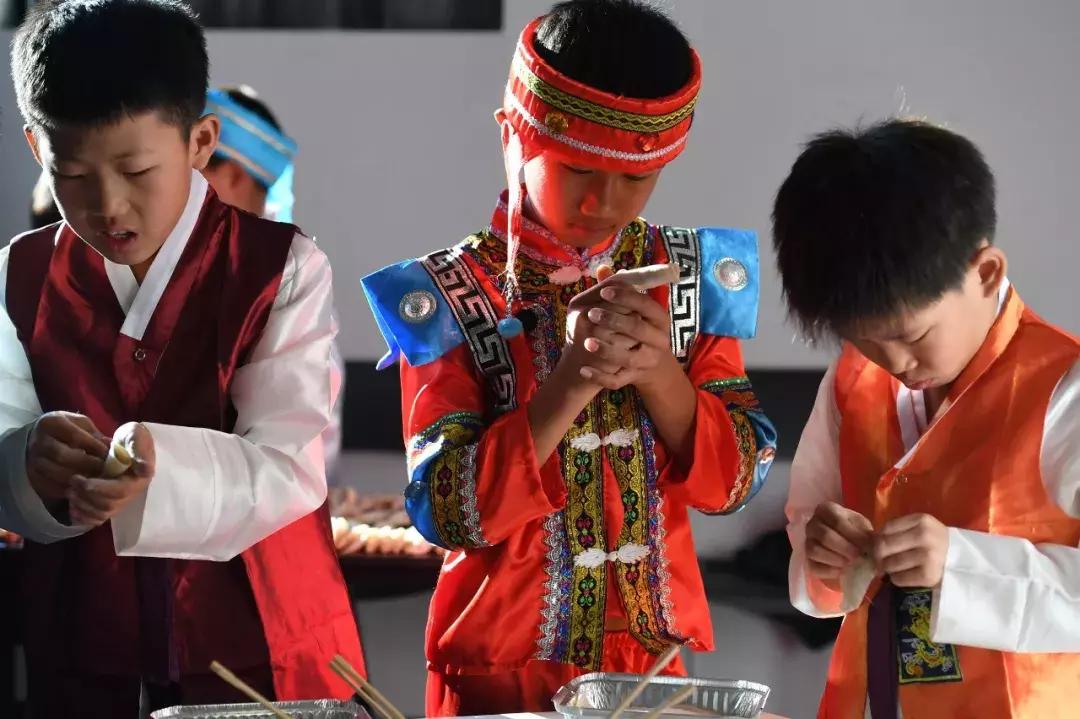 一群小朋友踢足球,一群小孩子踢足球