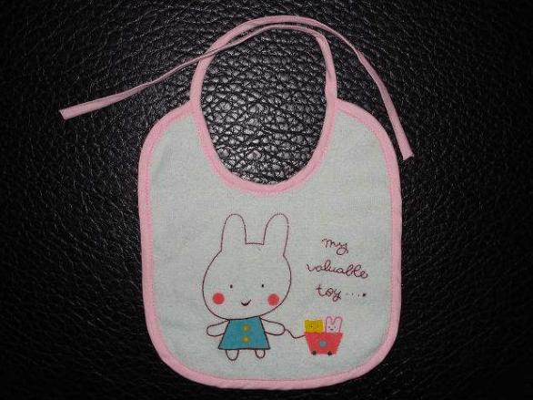 1岁宝宝脖子有黑点点,1岁宝宝脖子有红色斑块