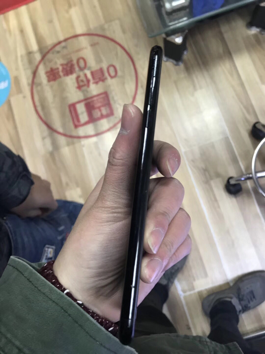 2800收到亮黑iPhone7Plus,颜值爆表,就是不耐磨!
