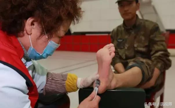 「拥军」鞍山市“修脚王”及其爱心团队来这个红军部队干嘛?