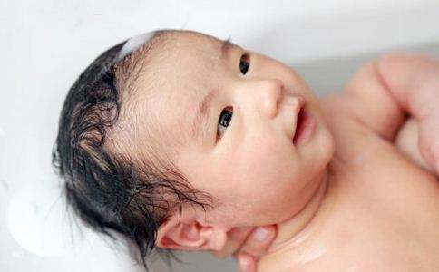 宝宝头上的乳痂弄掉后头皮变红,宝宝头皮乳痂应该如何处理