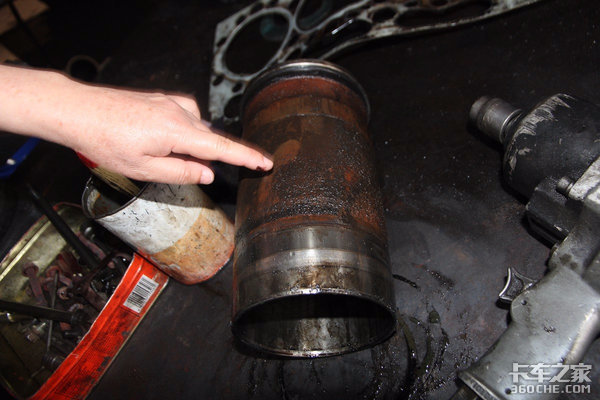 防冻液里加了水需要彻底的换掉吗,防冻液不小心加错了一点怎么办