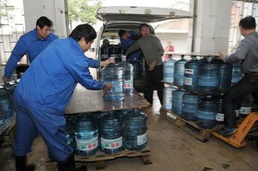 学校送桶装水挣不挣钱,送桶装水一月的真实收入