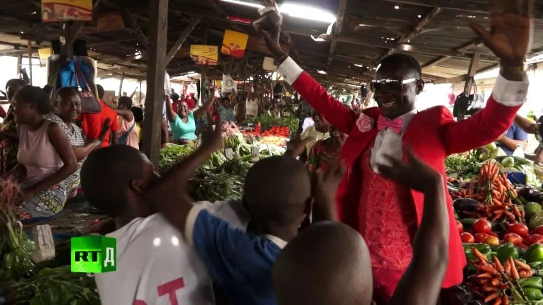 非洲贫民窟的时尚经:即使住最破的垃圾堆里,也穿着最骚的阿玛尼