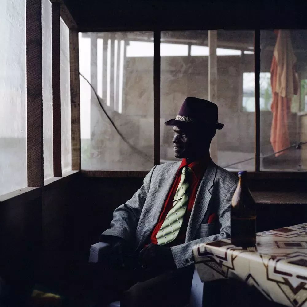 非洲贫民窟的时尚经：即使住最破的垃圾堆里，也穿着最骚的阿玛尼