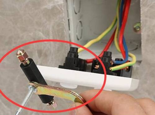 一旦工人这样接电线,记得给他塞多两包烟,住个50年都不成问题!