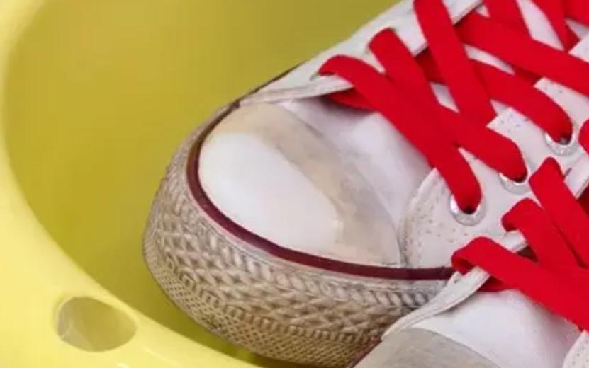 小白鞋脏了如何变白不需要小苏打,让小白鞋迅速变白的办法