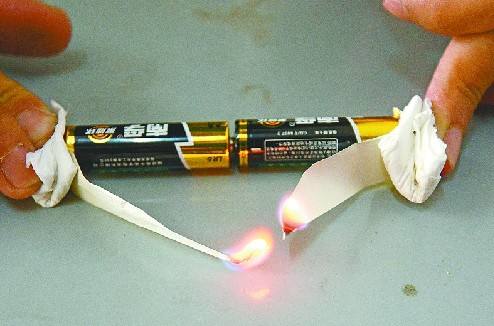 用口香糖和电池做的科学小实验,怎样用南孚电池和口香糖生火