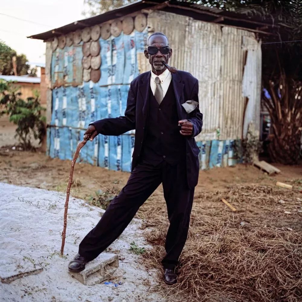 非洲贫民窟的时尚经:即使住最破的垃圾堆里,也穿着最骚的阿玛尼