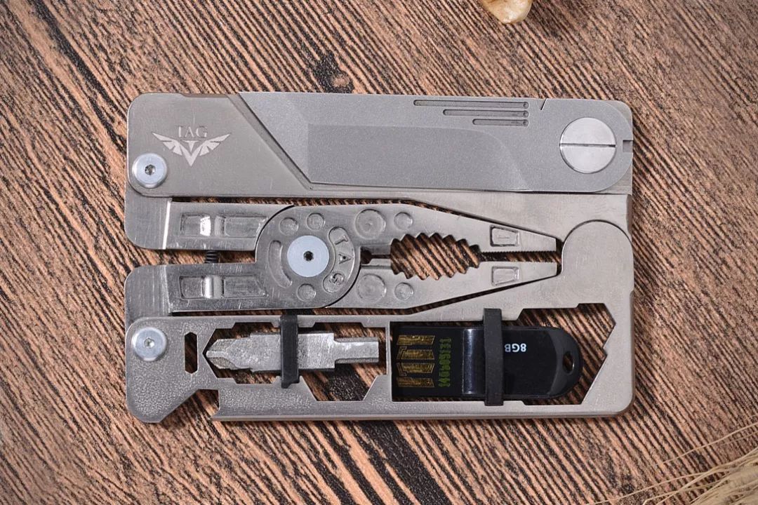 超实用卡片式工具箱,小到可以藏在钱包里