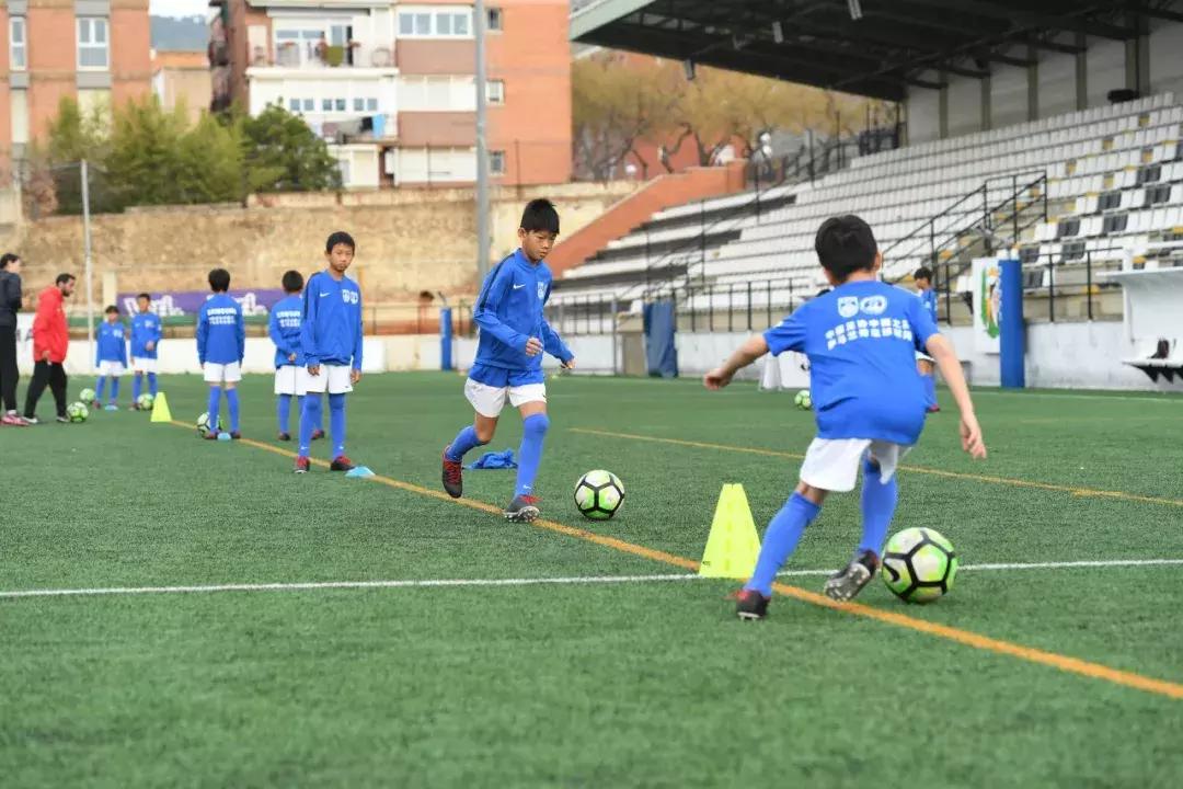 一群小朋友踢足球,一群小孩子踢足球