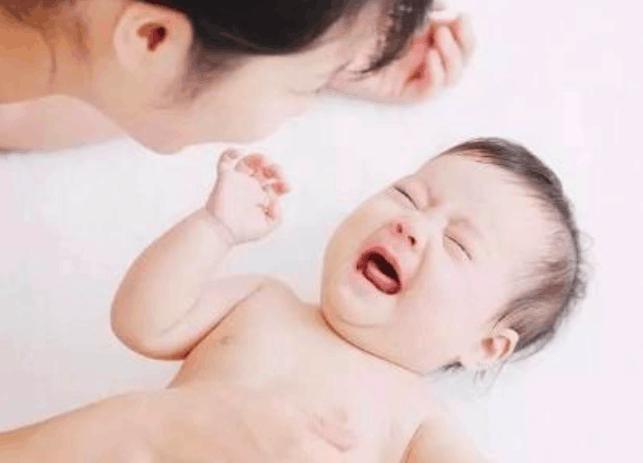 1岁宝宝脖子有黑点点,1岁宝宝脖子有红色斑块