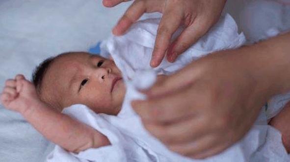 1岁宝宝脖子有黑点点,1岁宝宝脖子有红色斑块