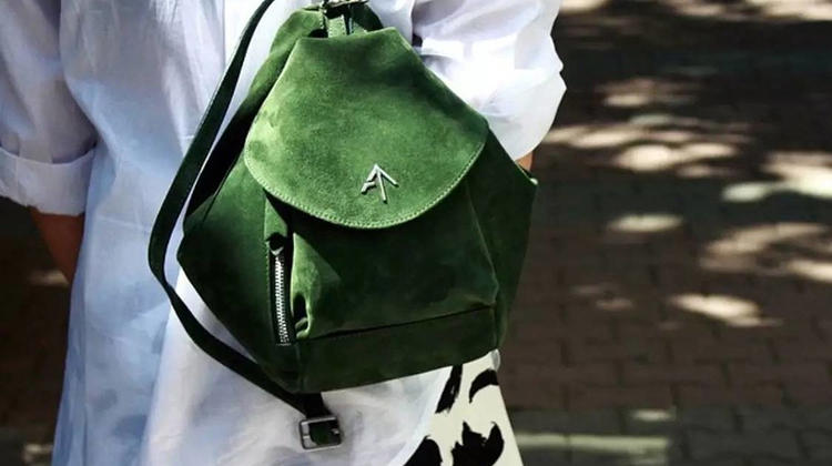 属于裙子和双肩包的惬意时光！