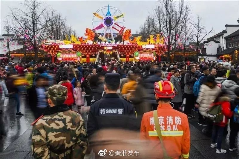 今夜的南*夫子京**庙，全是人人人人！有你吗？