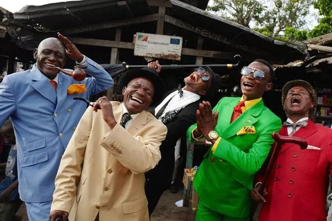 非洲贫民窟的时尚经:即使住最破的垃圾堆里,也穿着最骚的阿玛尼