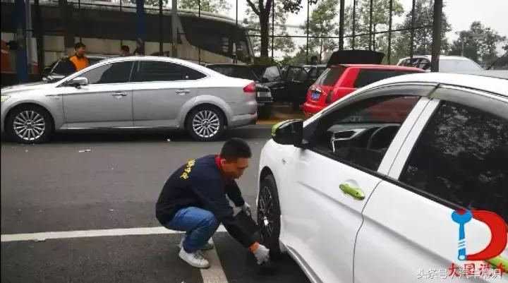 开车路上抛锚怎样换备胎,开车时轮胎爆胎如何自救