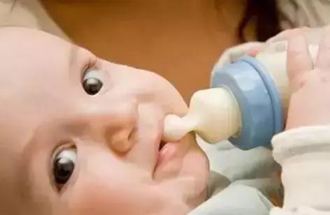 滚水泡奶粉会有什么危害,你真的会冲调奶粉么