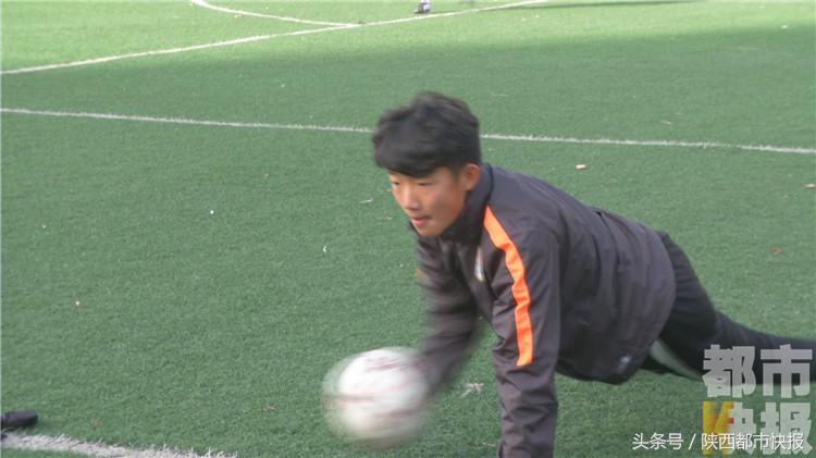 北池头村出了个国脚年仅14岁身高1.8米