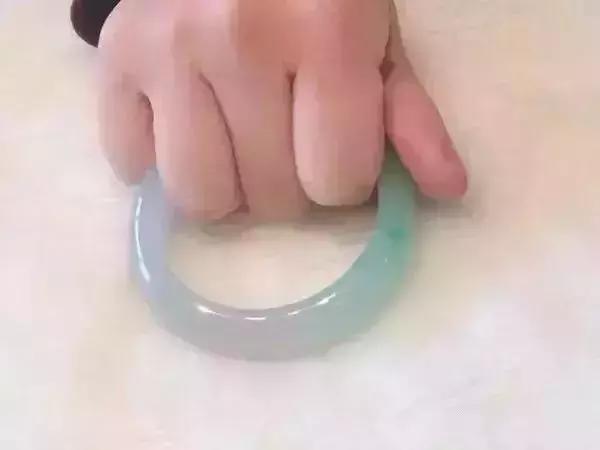 翡翠手镯拿不下来了怎么办,翡翠手镯弄不下来