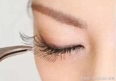 睫毛粘完不舒服怎么回事,睫毛稀短就用睫毛增长液
