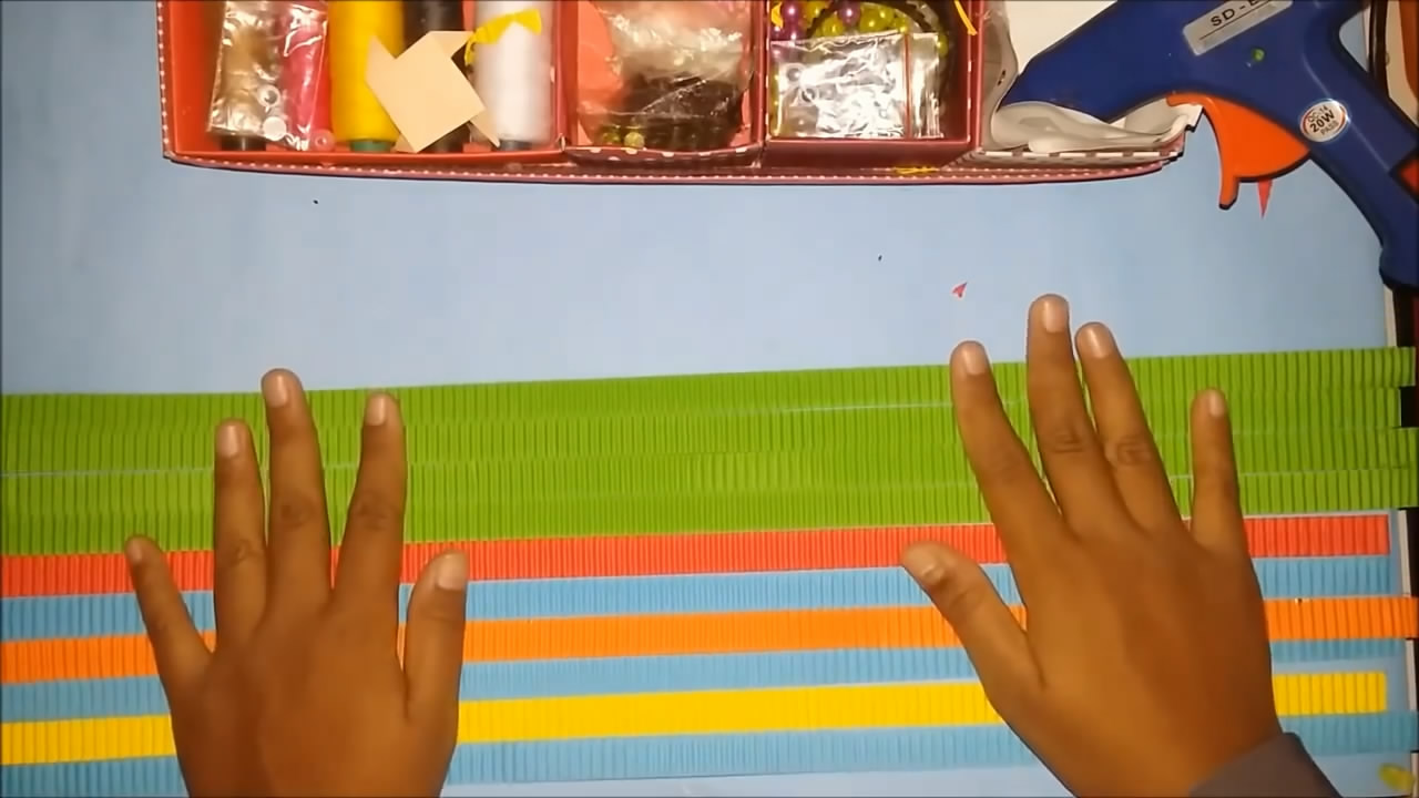 用卫生纸做的毛毛虫简单又好看,儿童手工纸做毛毛虫