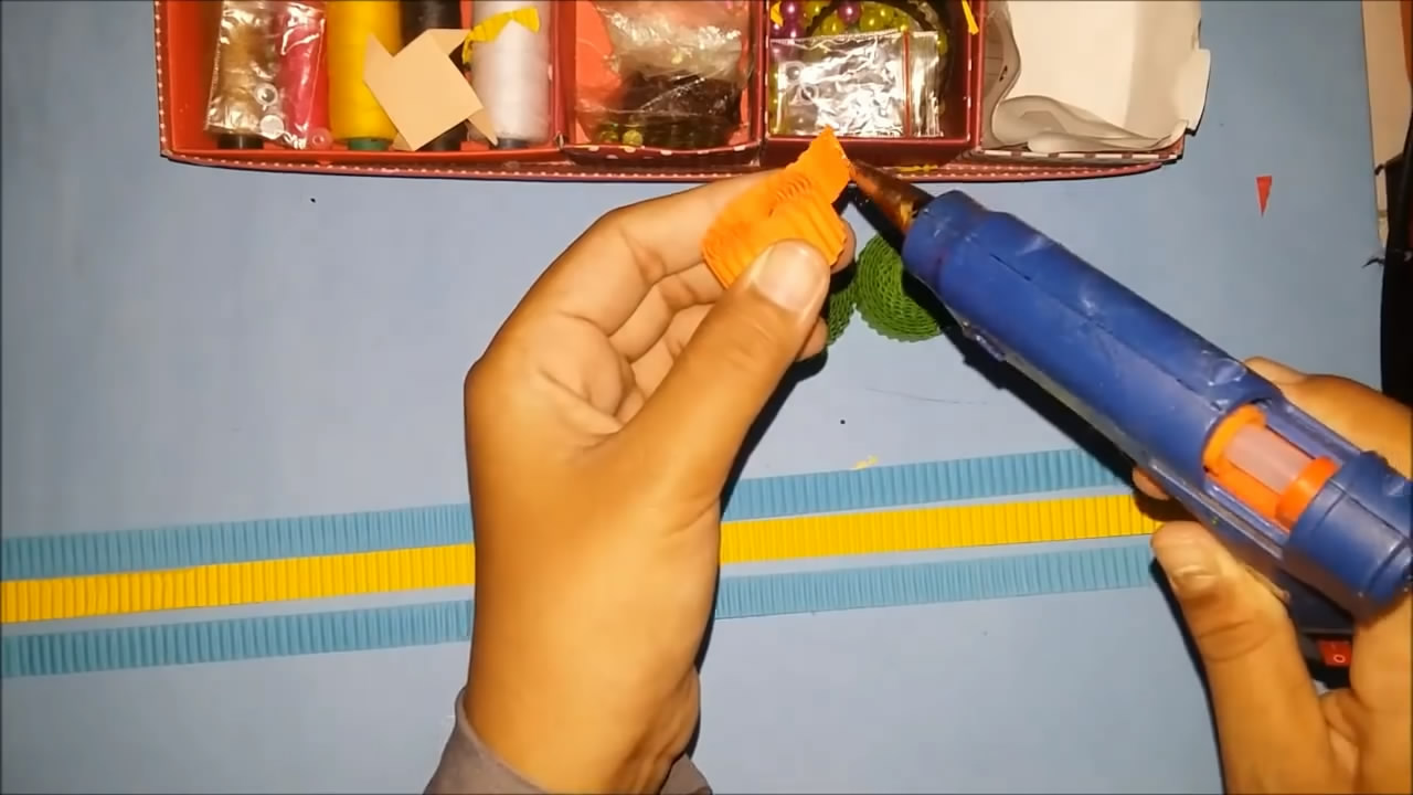 用卫生纸做的毛毛虫简单又好看,儿童手工纸做毛毛虫