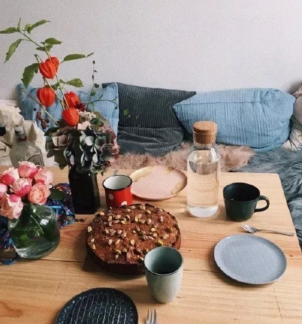 跟着“盐系”人设一起火了的，还有盐系家居